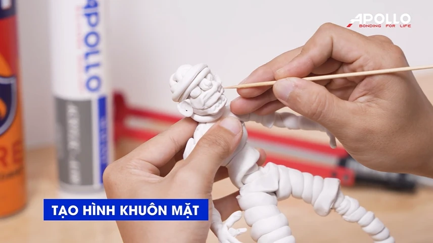 Dùng keo để tạo hình khuôn mặt cho mô hình Zombie